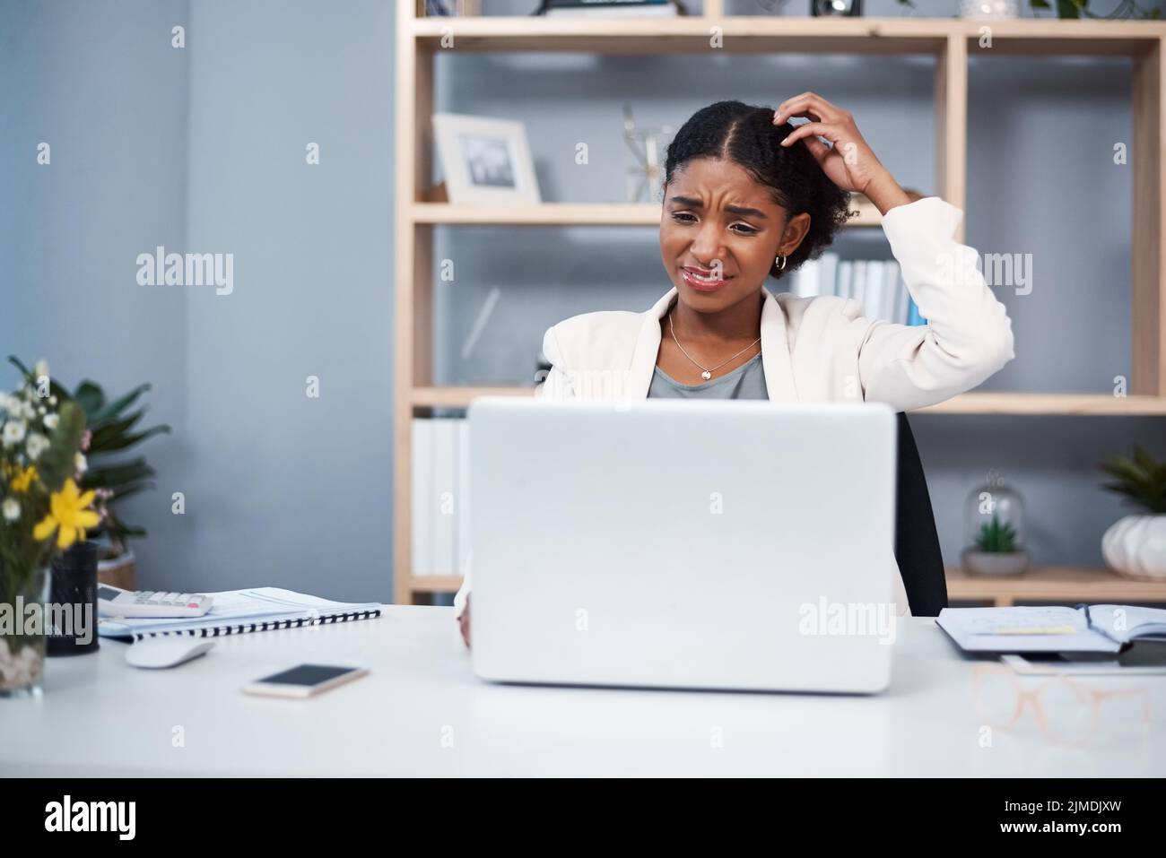 Verwirrt, gestresst und wütend Geschäftsfrau lesen E-Mail und kratzen ihren Kopf denken in ihrem Büro. Eine junge afroamerikanische Corporate Female Stockfoto