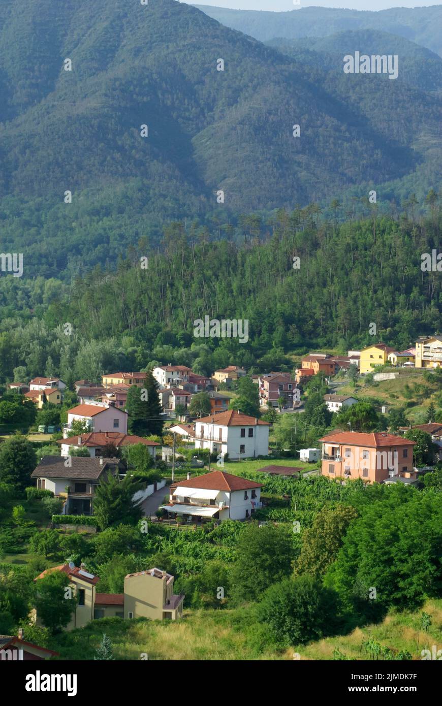 Italienische rustikale Wein Land Dorf Landschaft mit sanften Hügeln Stockfoto