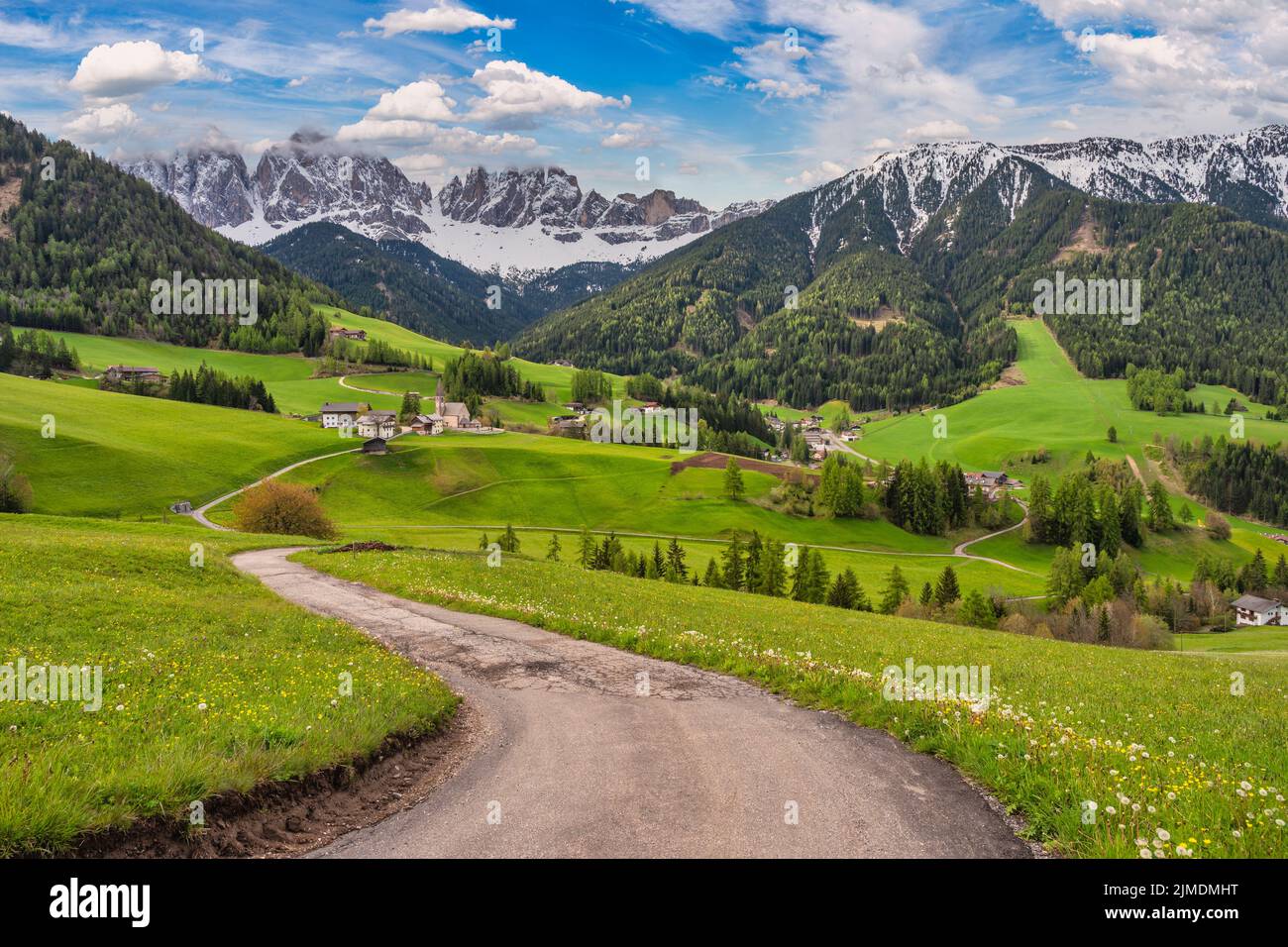 Dolomiten Alpen Berglandschaft in Santa Maddalena Dorf mit Wanderweg im Frühjahr, St. Ma Stockfoto