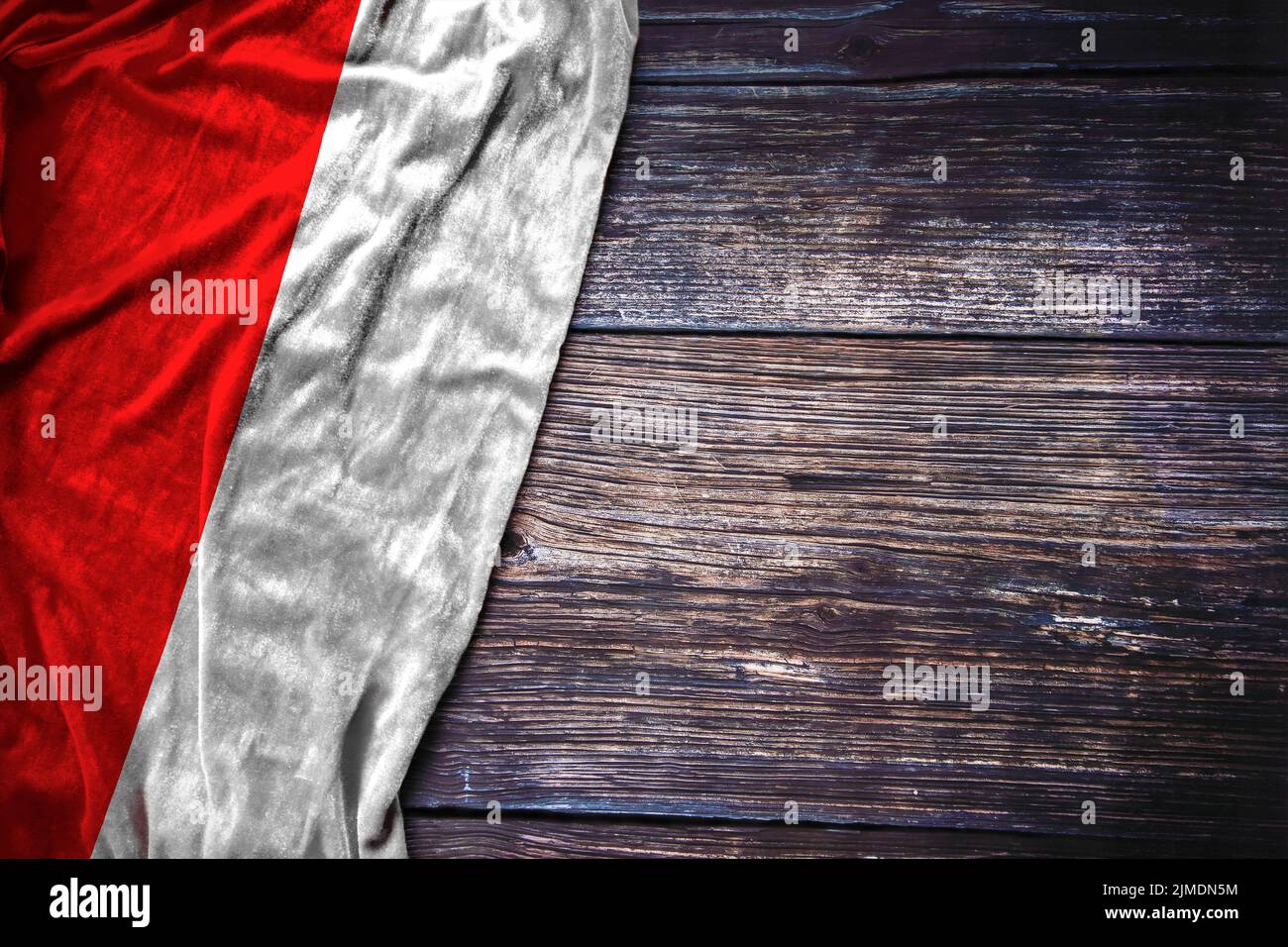 Indonesische Flagge auf rustikalem Holzhintergrund für den Indonesischen Nationaltag, den Gedenktag oder das Labor Day Konzept. Stockfoto