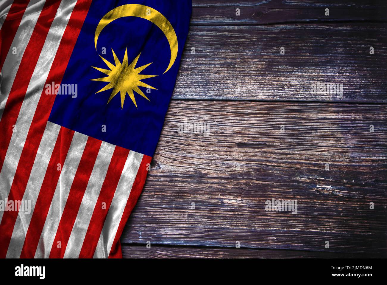 Malaysische Flagge auf rustikalem Holzhintergrund für den Nationalfeiertag, den Gedenktag oder das Labor Day Konzept. Stockfoto
