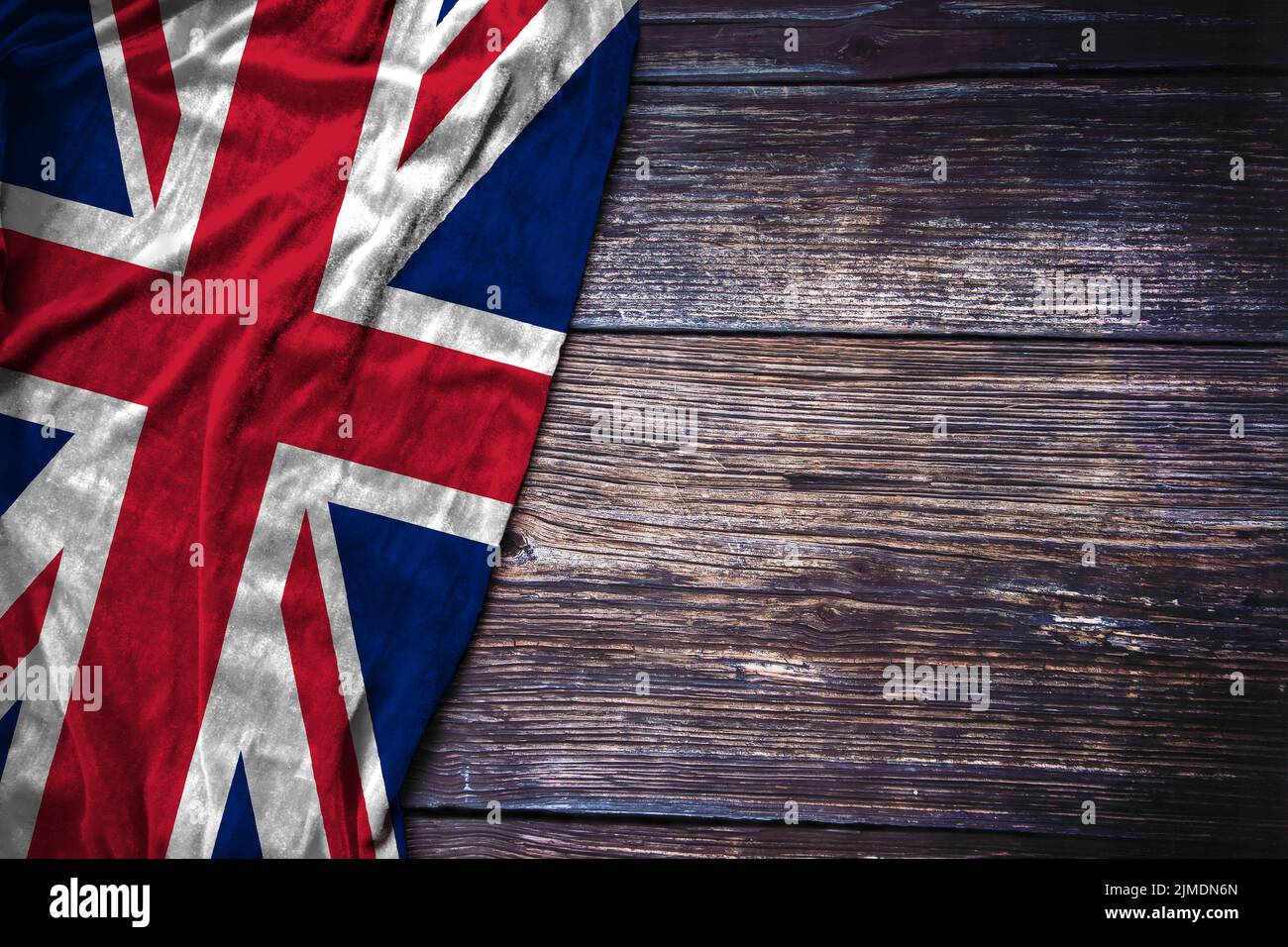 Britische Flagge auf rustikalem Holzhintergrund für den UK Remembrance Day, Queen's Birthday oder Labor Day Konzept. Stockfoto