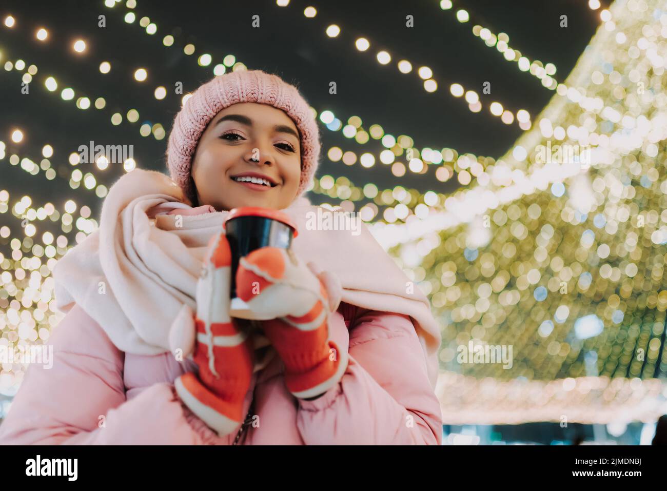 Junge Frau feiert Winterferien Stockfoto