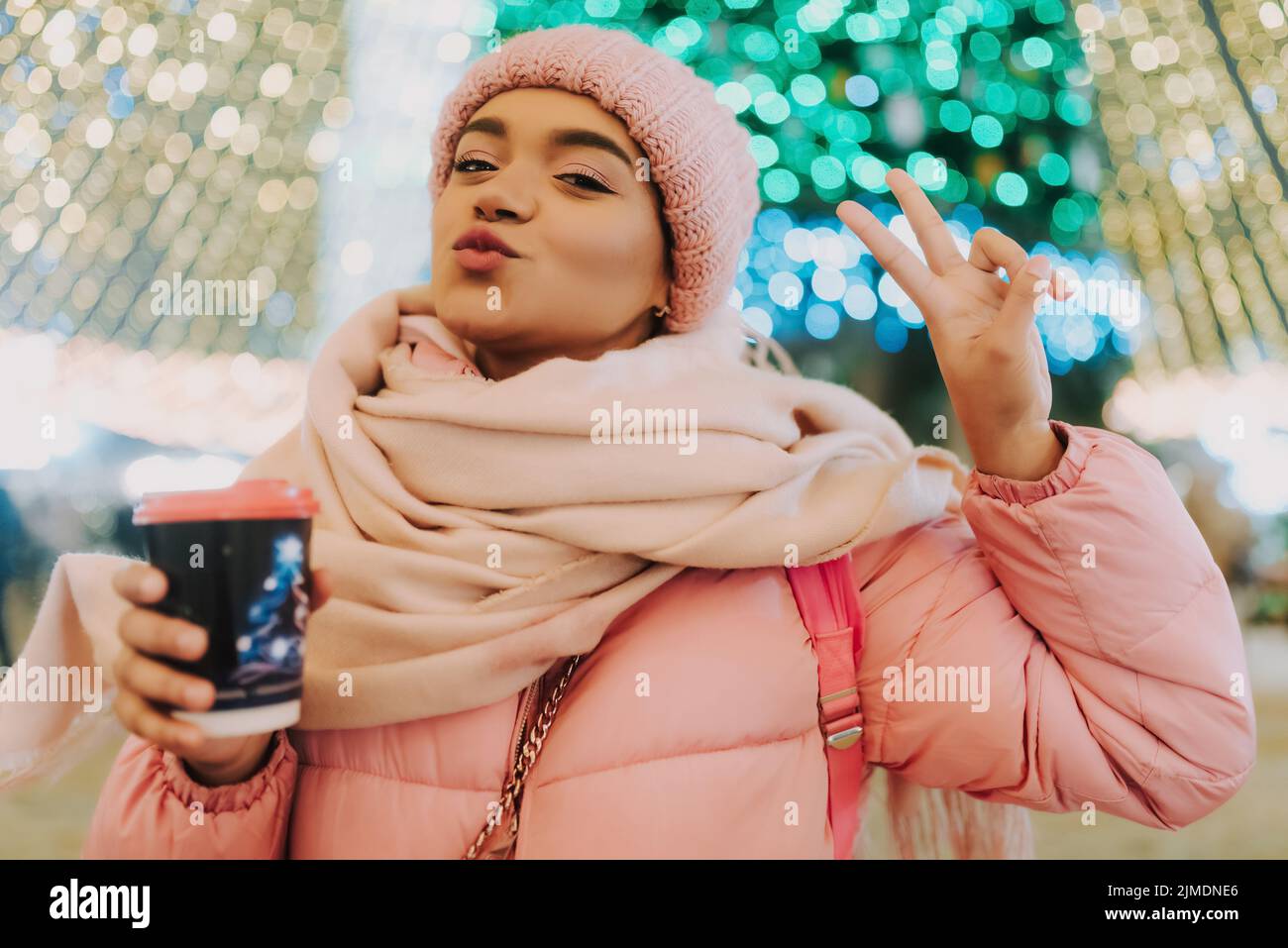 Junge Frau feiert Winterferien Stockfoto