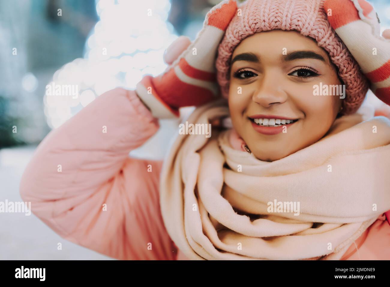 Junge Frau feiert Winterferien Stockfoto