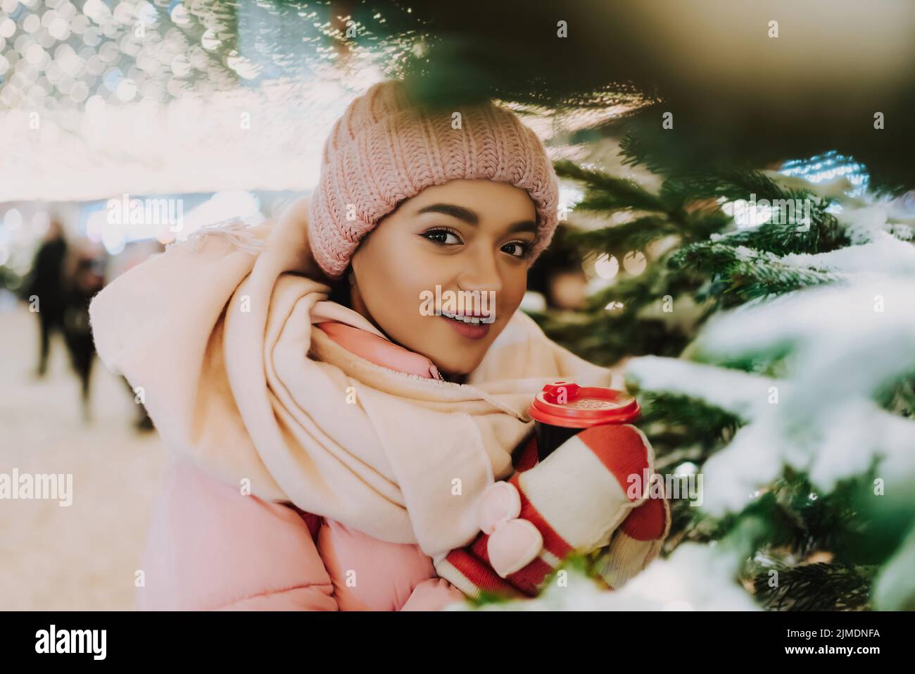 Junge Frau feiert Winterferien Stockfoto