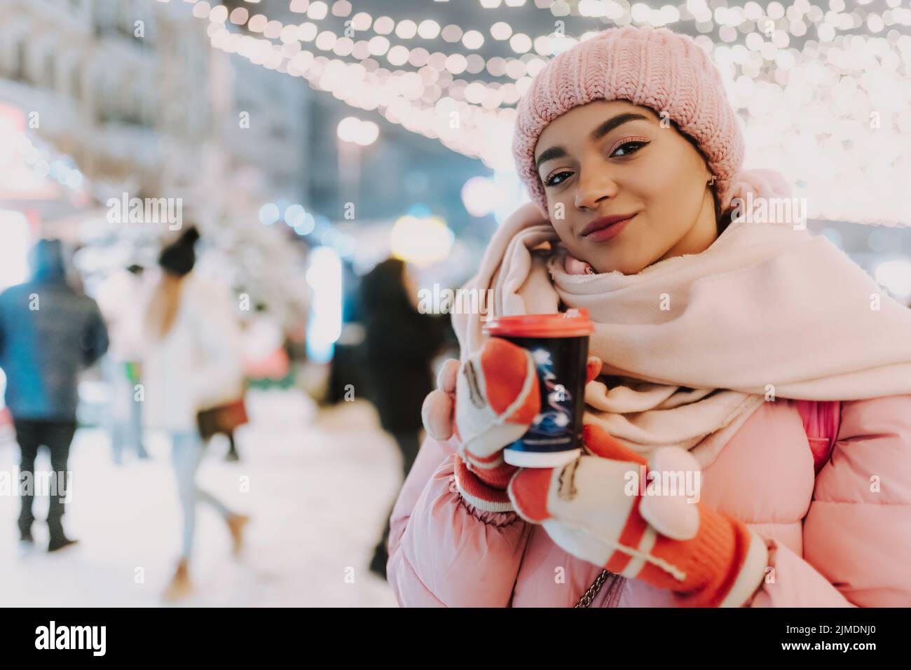 Junge Frau feiert Winterferien Stockfoto