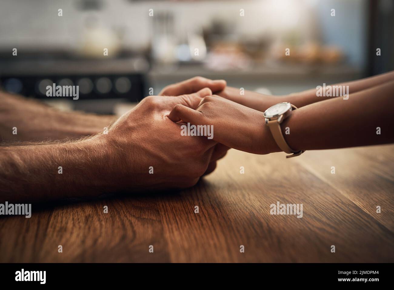 Ehepaar, das in schwierigen Zeiten, Trauer oder trauriger Niederlage die Hände in Liebe, Unterstützung und Fürsorge hält. Die Menschen berühren sich mit der Hand und zeigen Empathie, Mitgefühl Stockfoto