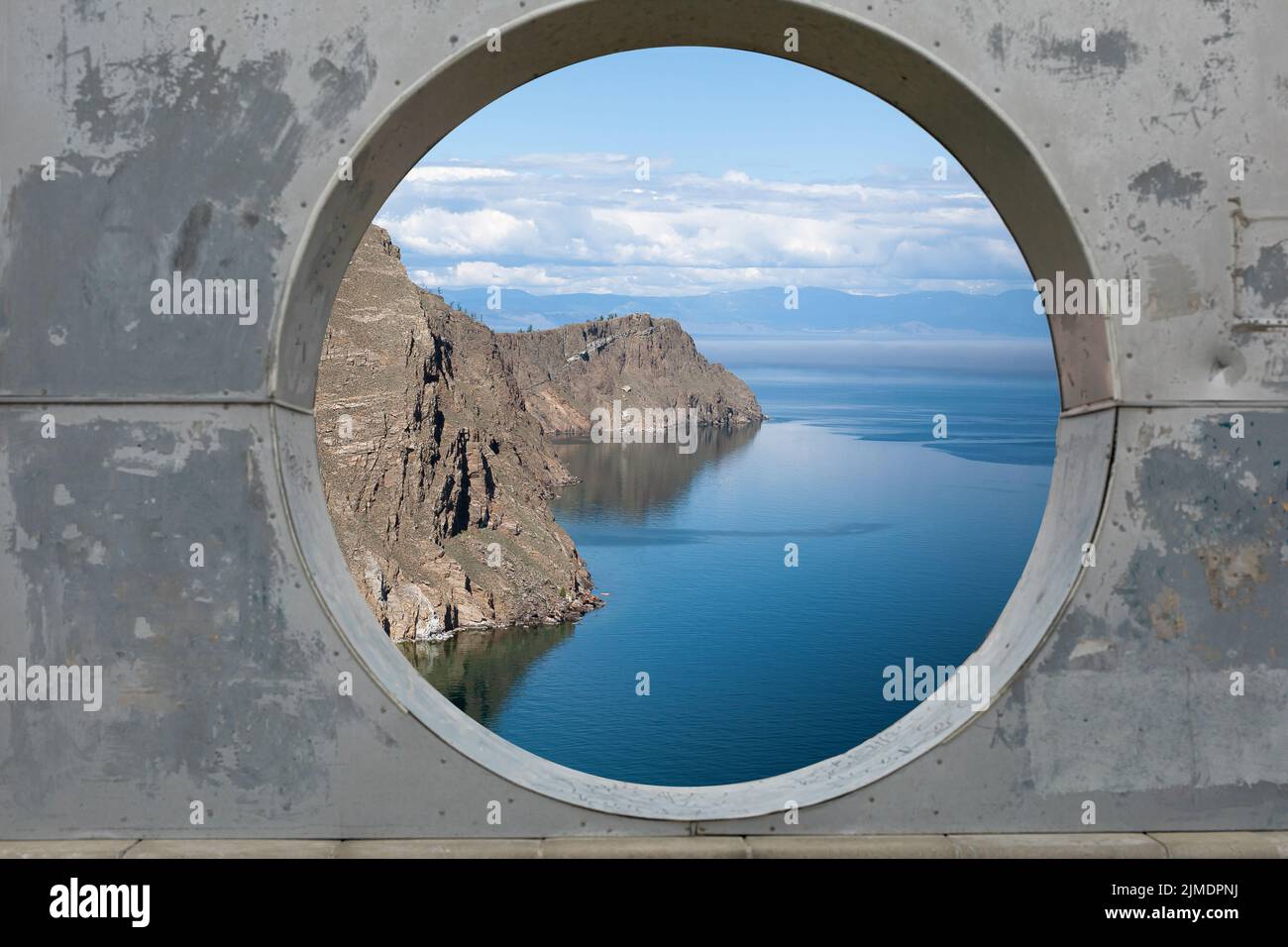 Traumbild von frischer Luft, Meer, Bergen, Natur und Freiheit. Flucht Konzept aus schmutzigen grauen Beton Stadt Stockfoto