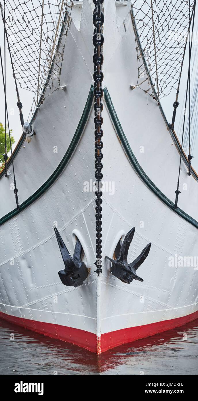 Nasaler Teil der segelnden Fregatte der weißen Farbe mit dem Anker auf der Nase, der hellen Reflexion im Wasser Stockfoto
