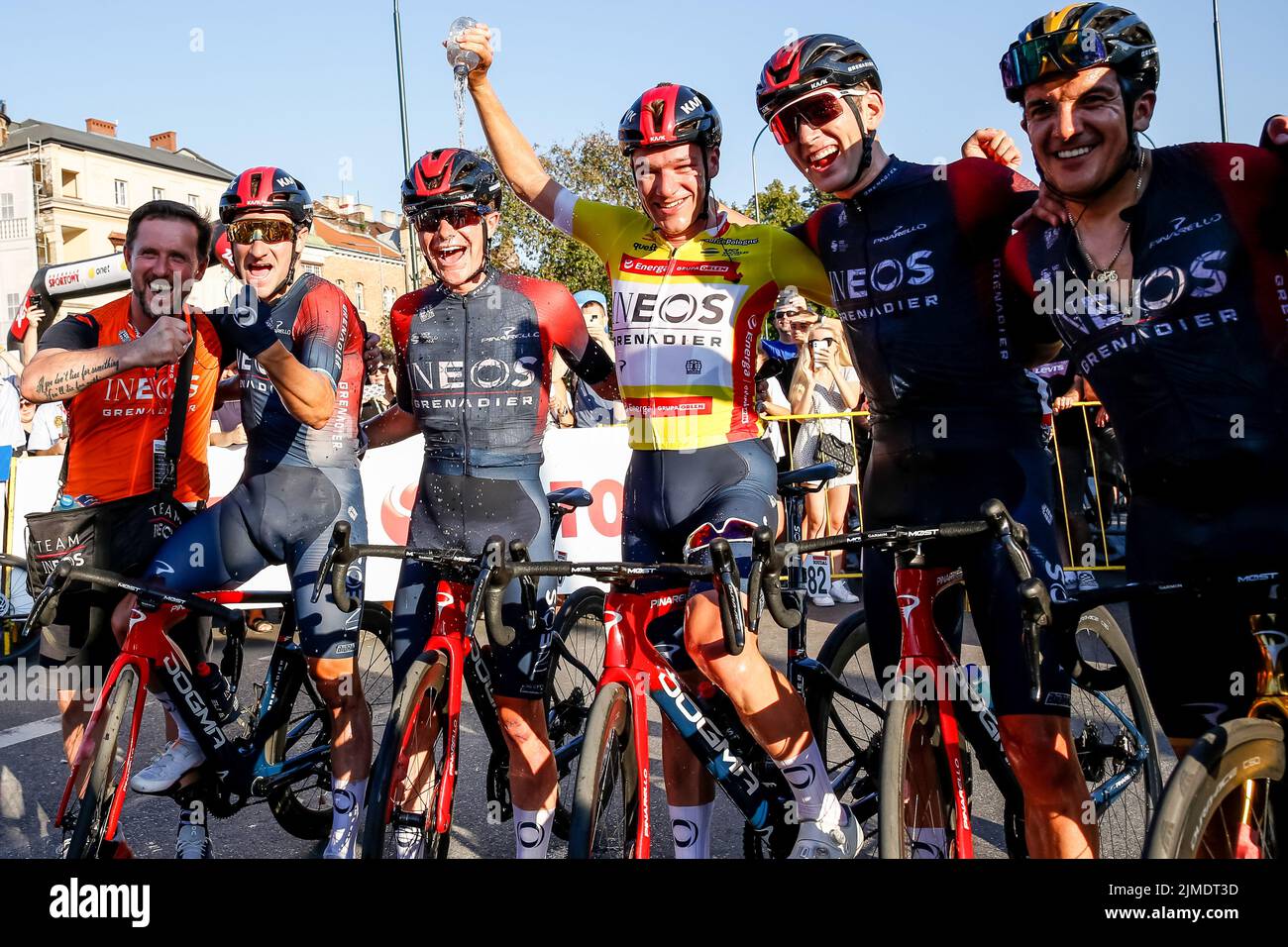 Krakau, Polen. 05. August 2022. Das Team von INEOS Grenadiers posiert nach dem letzten 7. Tag des 79 für ein Foto im Blonia Park. Tour de Pologne UCI World Tour. Kredit: SOPA Images Limited/Alamy Live Nachrichten Stockfoto