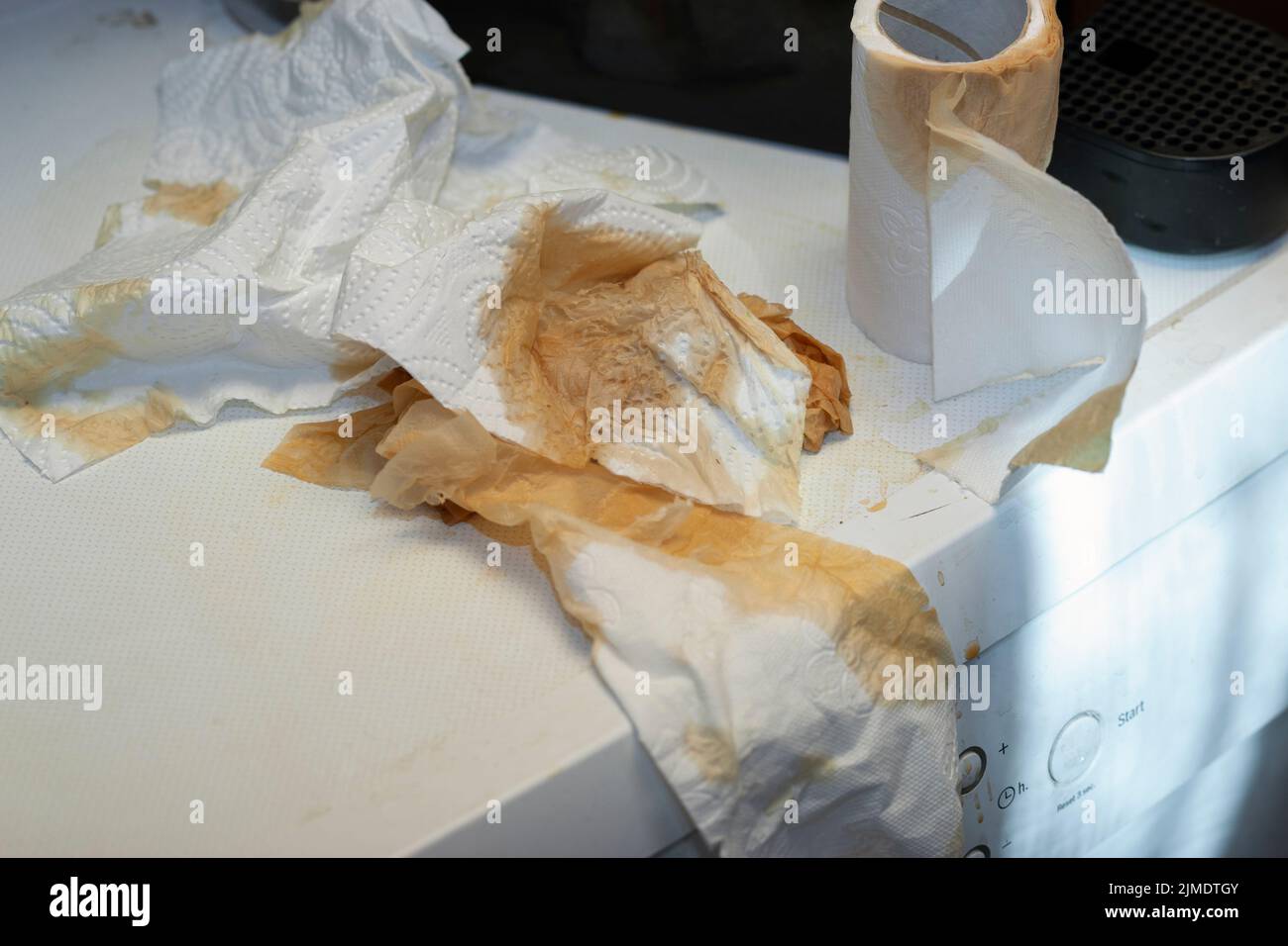 Reinigung der Küche mit Einweg-Papierhandtüchern, innen Nahaufnahme Stockfoto