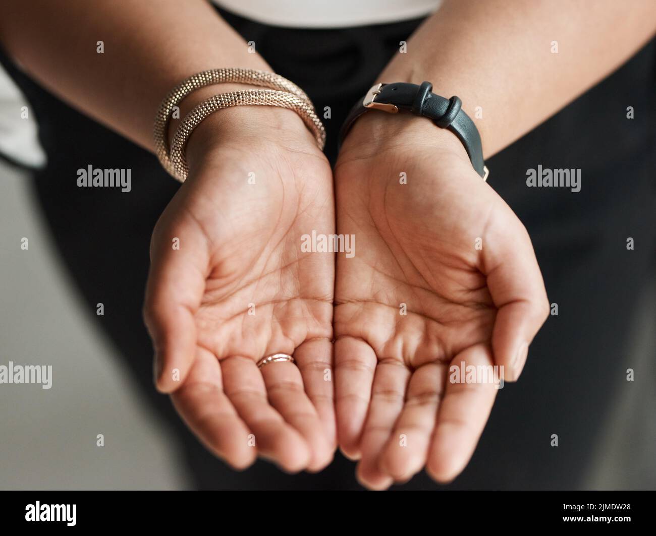 Bitte tragen Sie dazu bei, wenn Sie dazu in der Lage sind. Nahaufnahme einer nicht erkennbaren Geschäftsfrau, die mit zusammengekröpften Händen steht. Stockfoto