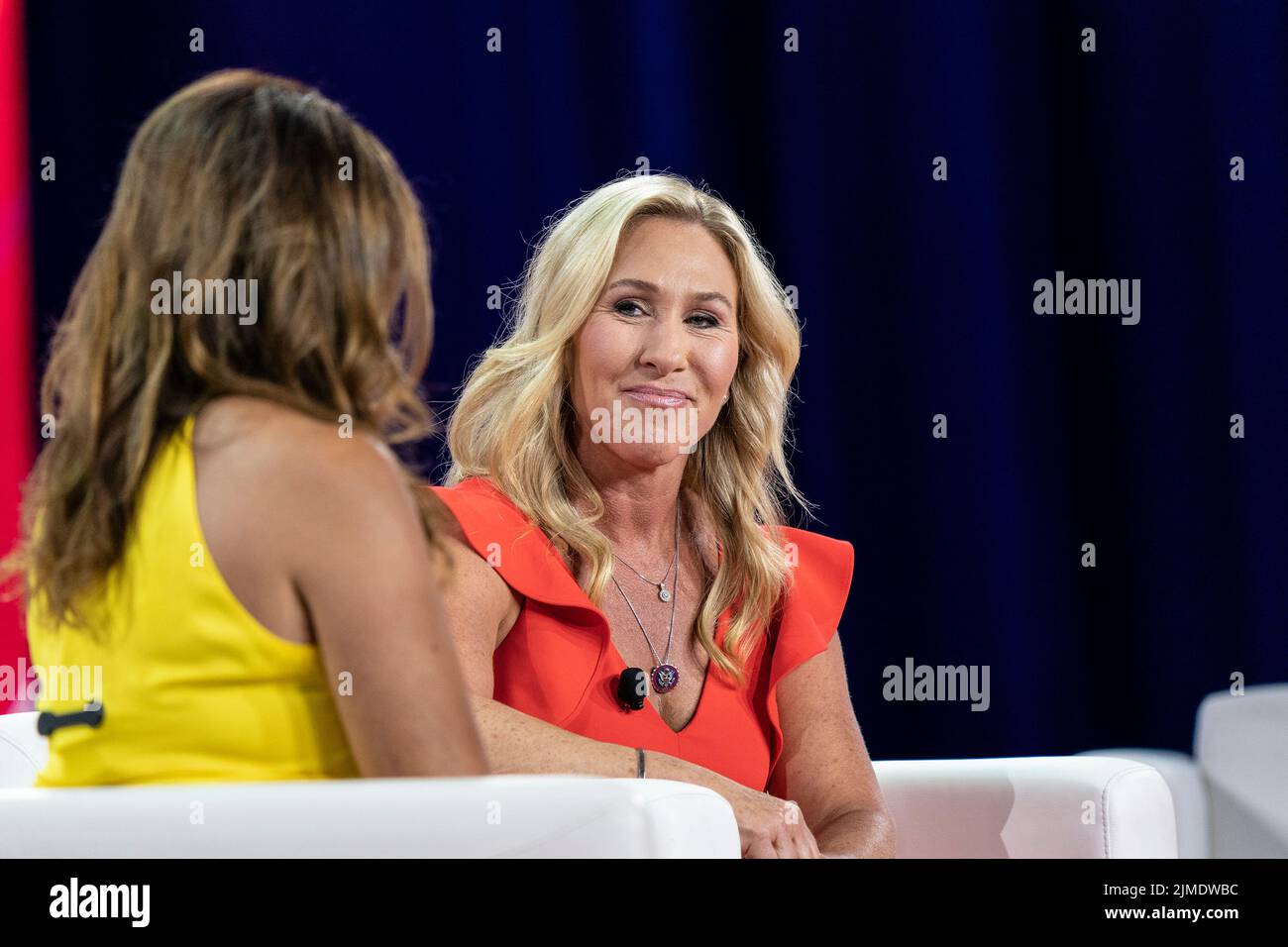 Dallas, USA. 05. August 2022. Die Kongressabgeordnete Marjorie Taylor Greene (R) im Gespräch mit Sara Carter während der CPAC Texas 2022 Konferenz im Hilton Anatole in Dallas am 5. August 2022. (Foto von Lev Radin/Sipa USA) Quelle: SIPA USA/Alamy Live News Stockfoto