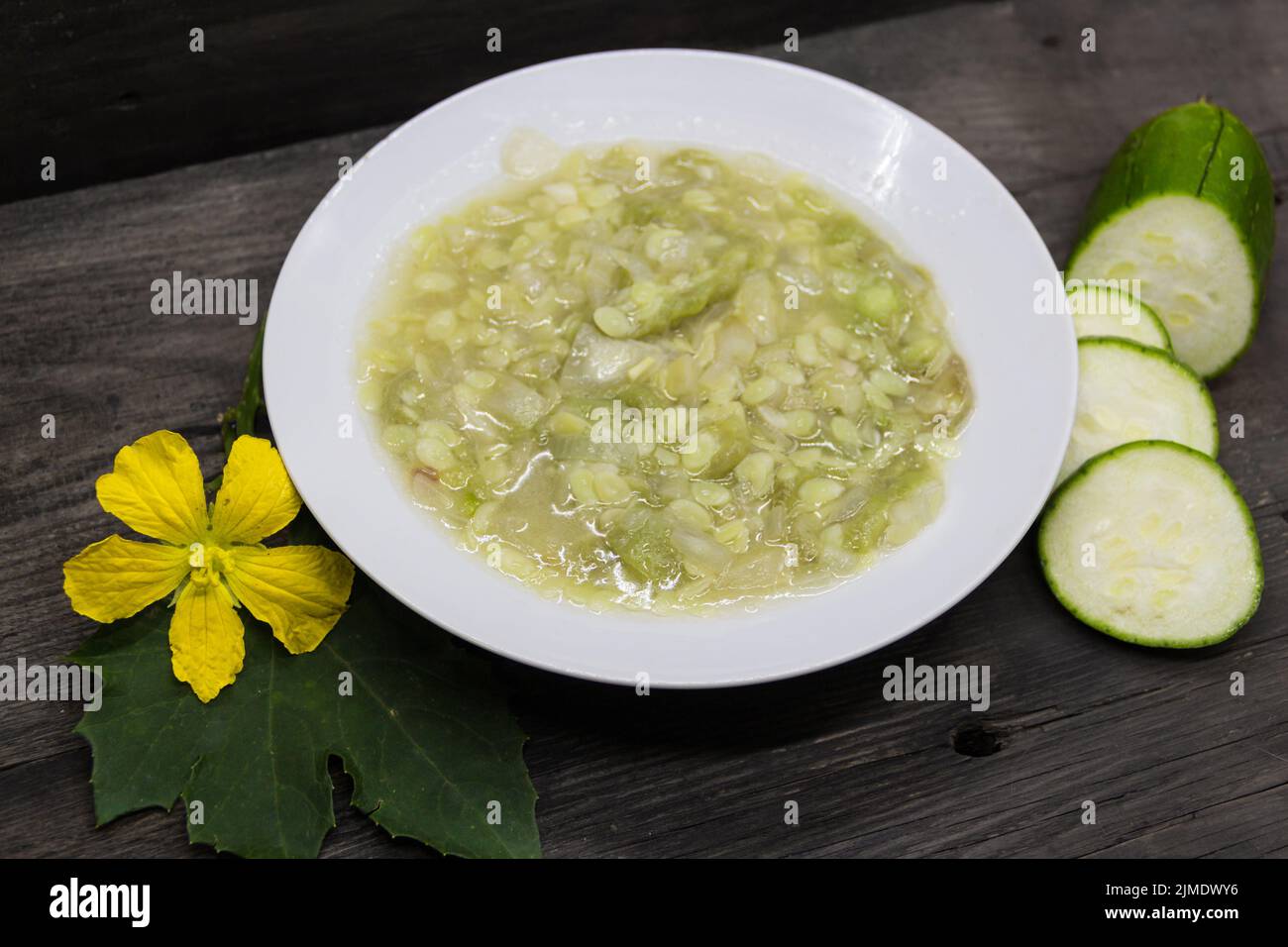 Gericht aus Luffa oder unreifen Gemüseschwamm, gebraten mit Knoblauch und Zwiebeln. Asiatische Küche Stockfoto
