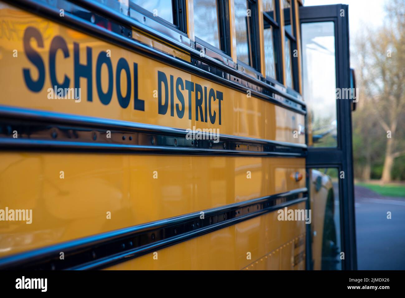 Schulbusseite und offene Tür Stockfoto