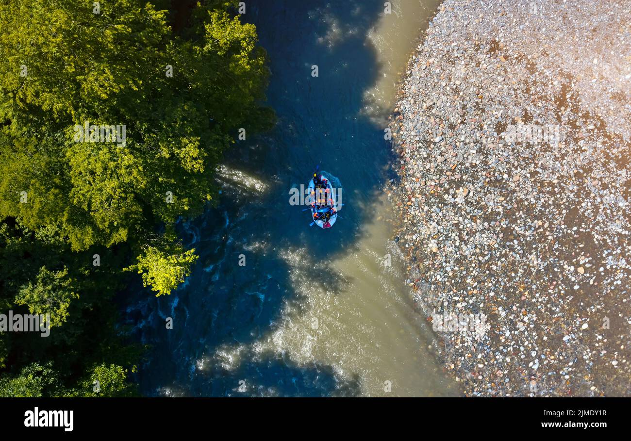 Blick von oben auf Rafting auf dem Fluss Stockfoto