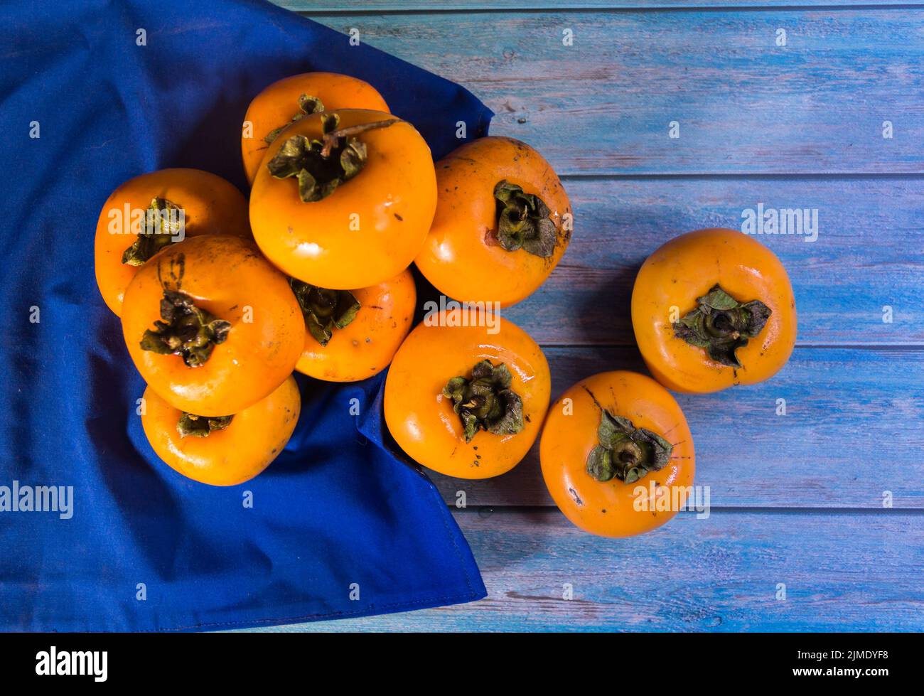 Bio- und frische Kaki-Früchte zur Zubereitung von Marmeladen Stockfoto