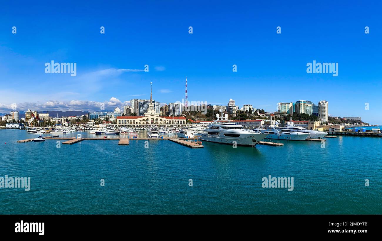 Sochi Marine Station und die Yacht Pier. Stockfoto