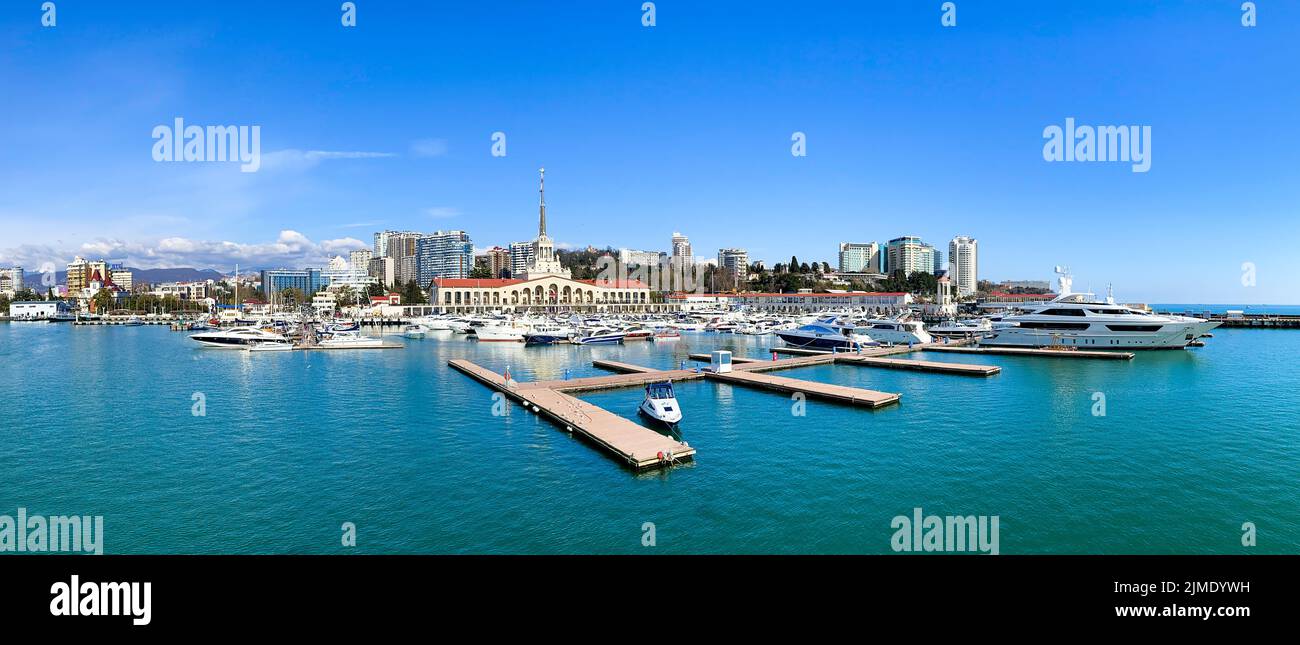 Panoramablick auf den Seehafen von Sotschi. Stockfoto