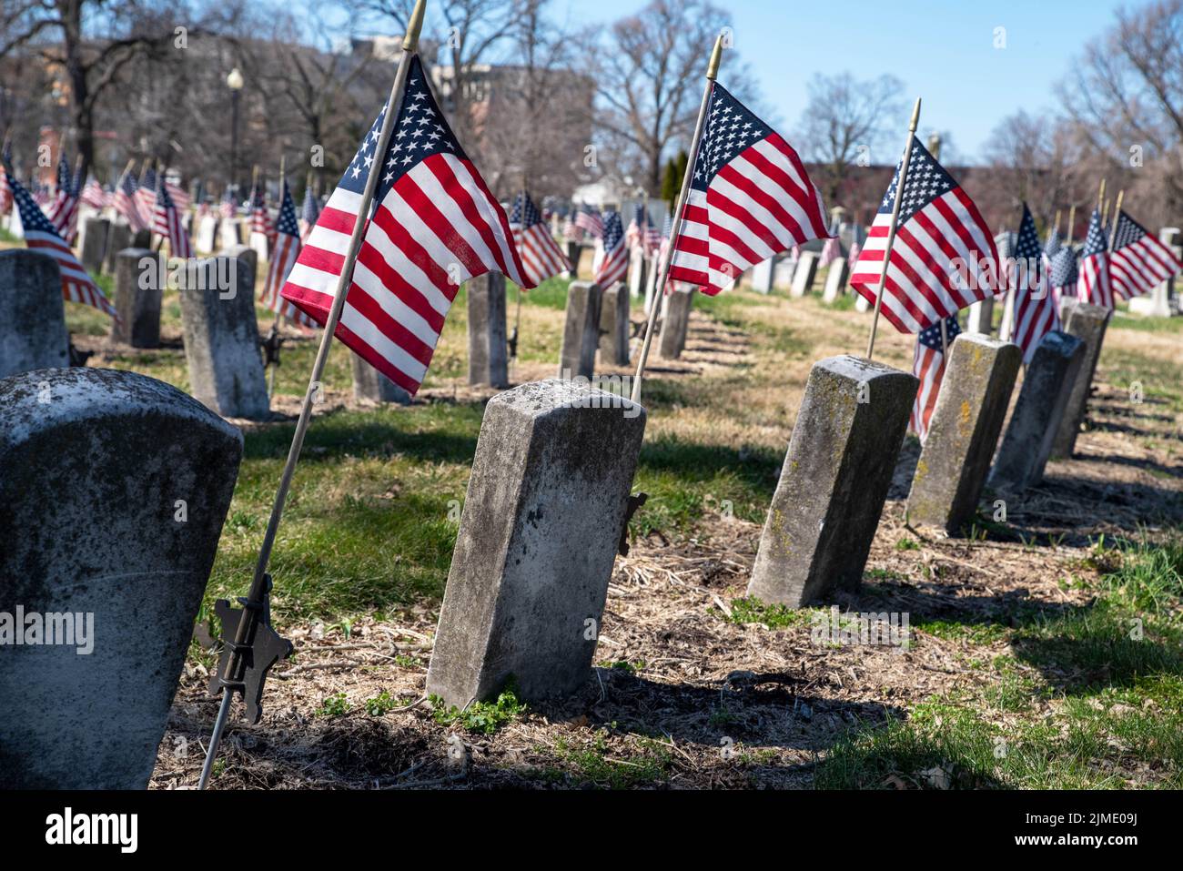 Reihen von Friedhofssoldaten aus dem Bürgerkrieg Grabsteine mit Flaggen auf dem Friedhof Stockfoto