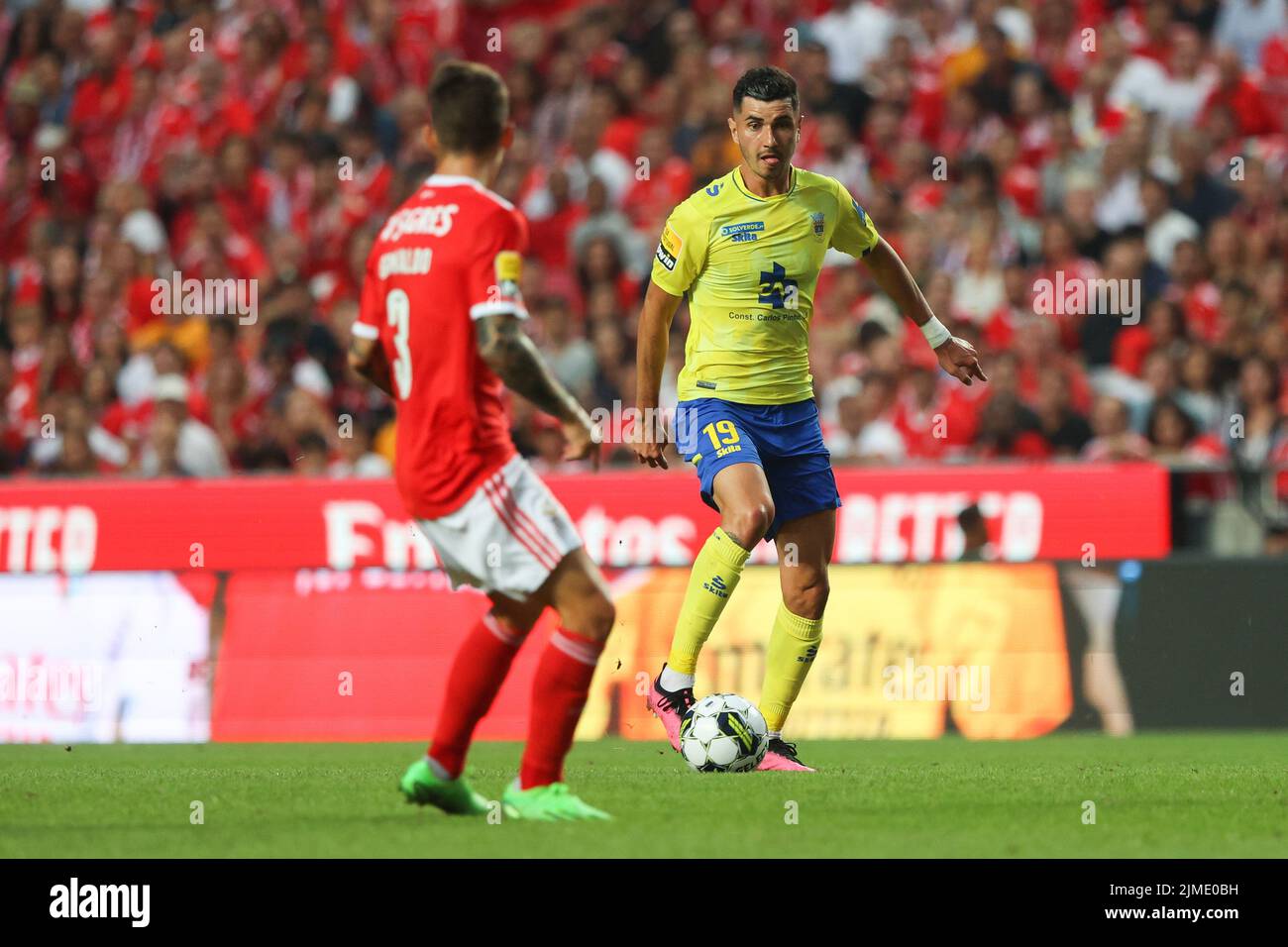 Lissabon, Portugal. 05. August 2022. Rafa Mújica (R) vom FC Arouca in Aktion während des Fußballspiels der Portugiesischen Liga zwischen SL Benfica und FC Arouca im Luz-Stadion in Lissabon.(Endstand: SL Benfica 4 gegen 0 FC Arouca) Credit: SOPA Images Limited/Alamy Live News Stockfoto