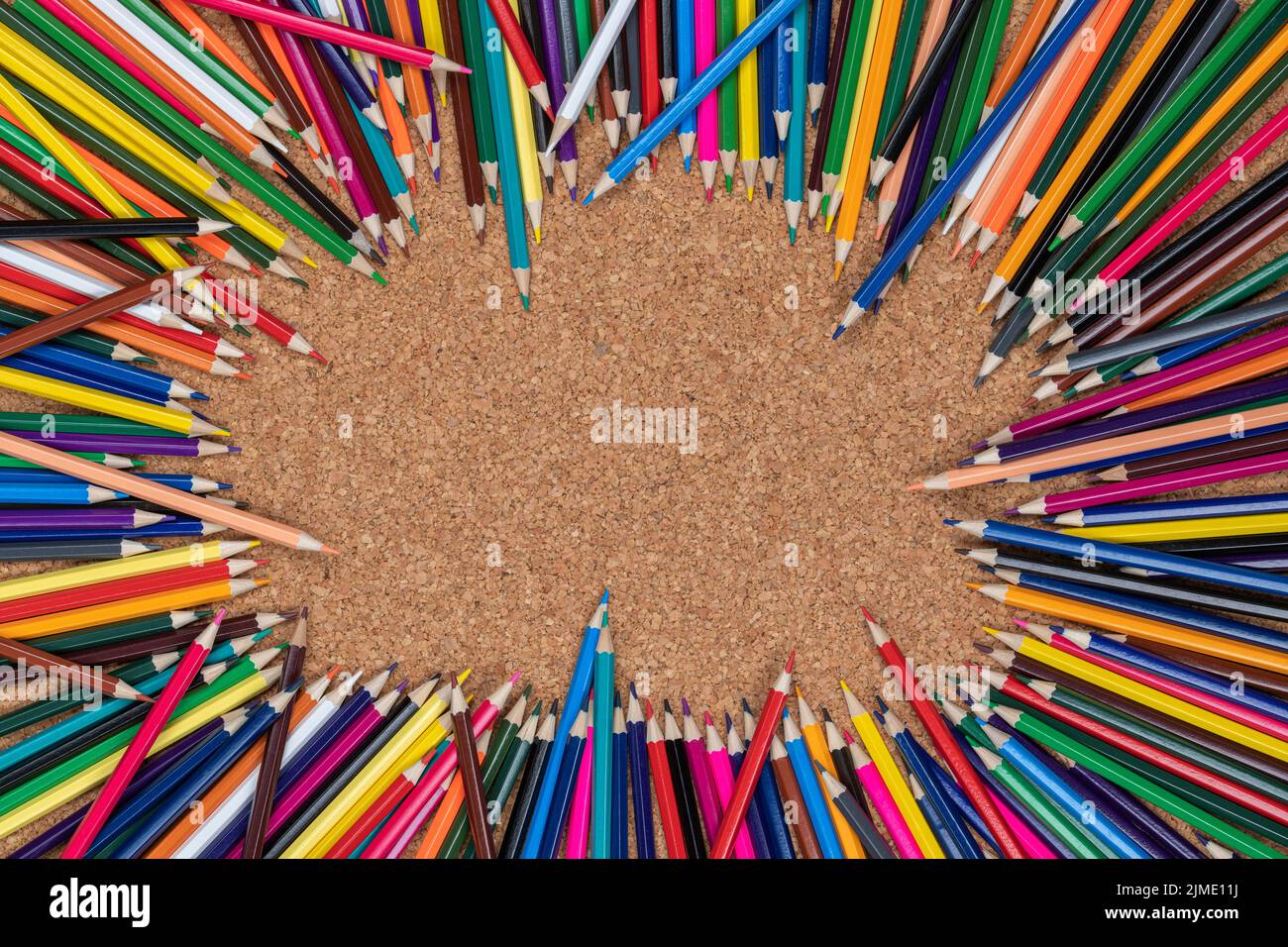 Hintergrundbild von Buntstiften auf einer Korkplatte Stockfoto