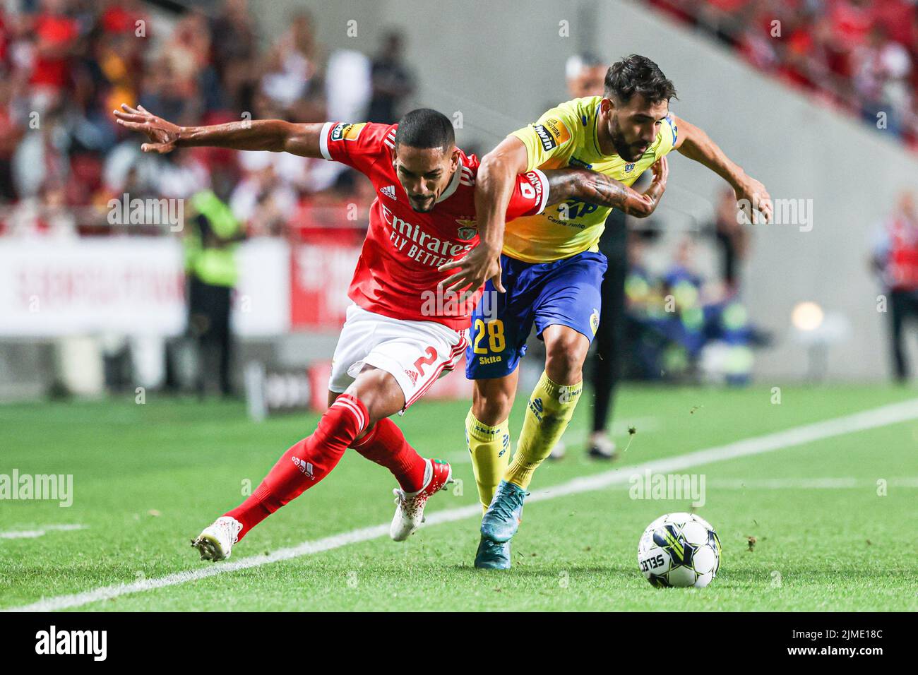 Lissabon, Portugal. 05. August 2022. Gilberto (L) von SL Benfica im Einsatz mit Tiago Esgaio (R) vom FC Arouca während des Fußballspiels der Portugiesischen Liga zwischen SL Benfica und FC Arouca im Luz-Stadion in Lissabon. (Endstand: SL Benfica 4 vs 0 FC Arouca) (Foto: David Martins/SOPA Images/Sipa USA) Quelle: SIPA USA/Alamy Live News Stockfoto