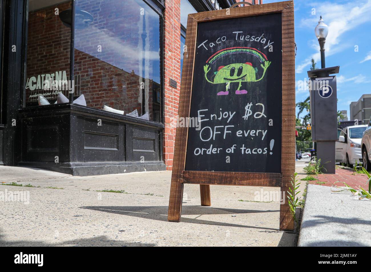Harrisburg, Usa. 05. August 2022. Ein Schild wirbt für Taco Tuesday im La Catrina Modern Mexican Kitchen Restaurant. Kredit: SOPA Images Limited/Alamy Live Nachrichten Stockfoto