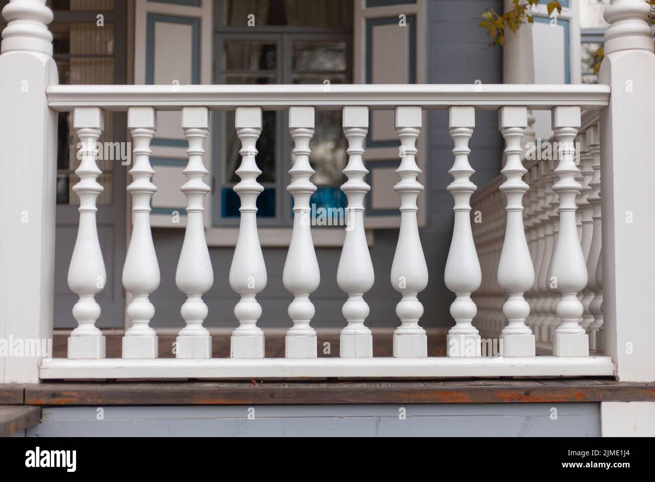 Architektonisches Element auf der Veranda des Balusters. Stockfoto
