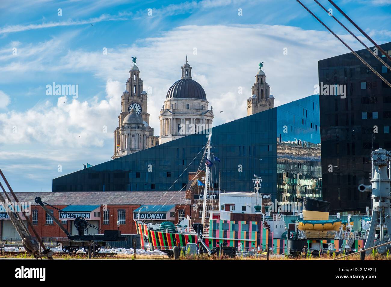 Moderne und klassische Architektur an den Liverpool Docks, Port of Liverpool Stockfoto