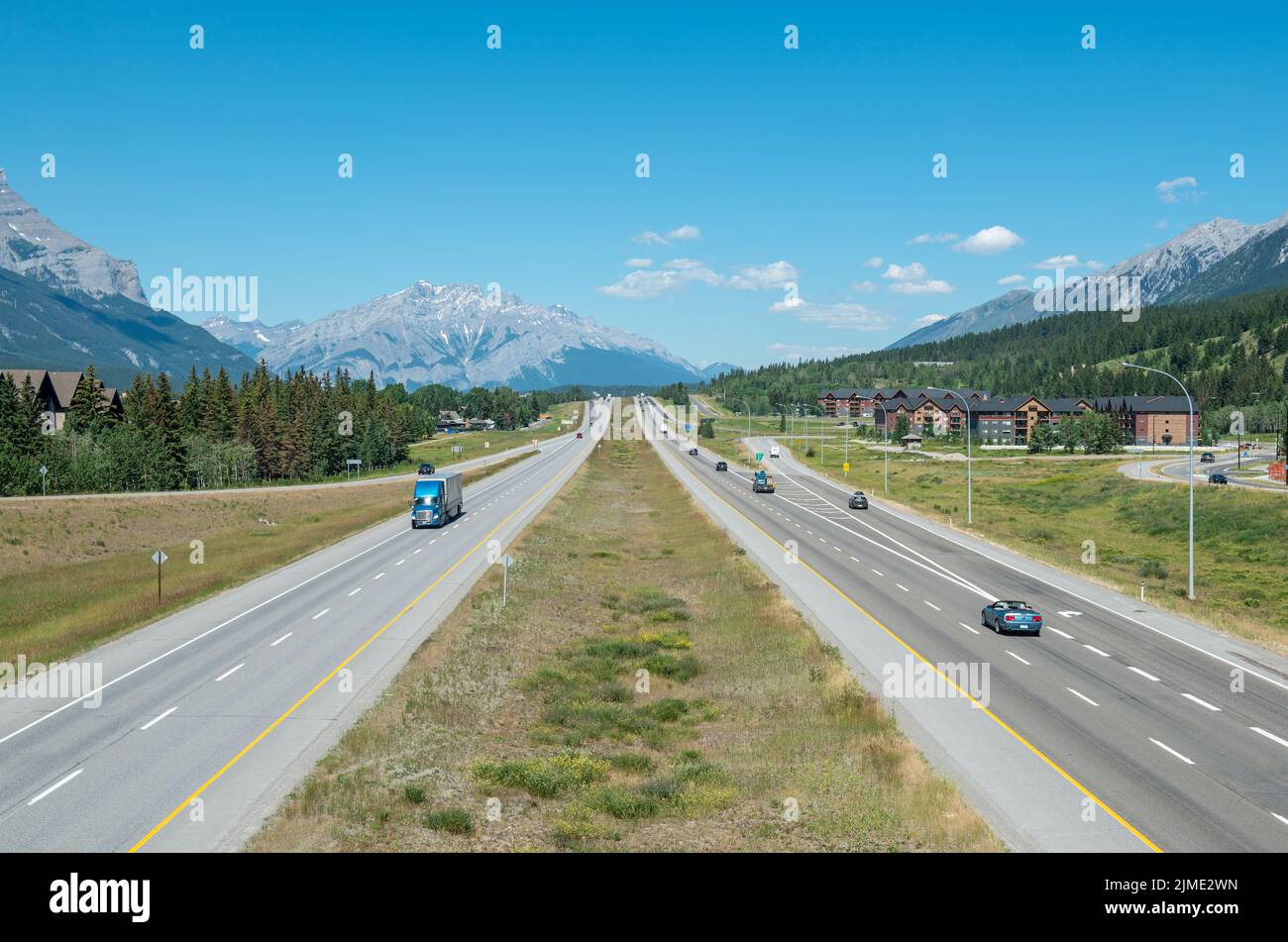 Trans Canada Highway auch bekannt als Highway 1 in Canmore, Alberta, Kanada. Stockfoto