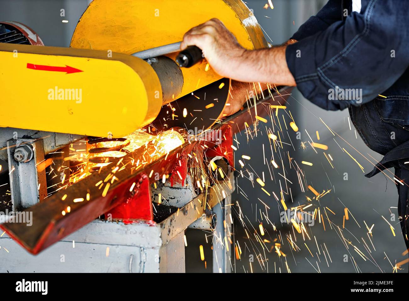 Metallsägen in der Werkstatt am Produktionsstandort mit einer stationären Maschine. Elektrische Kreissäge für Metall. Stockfoto