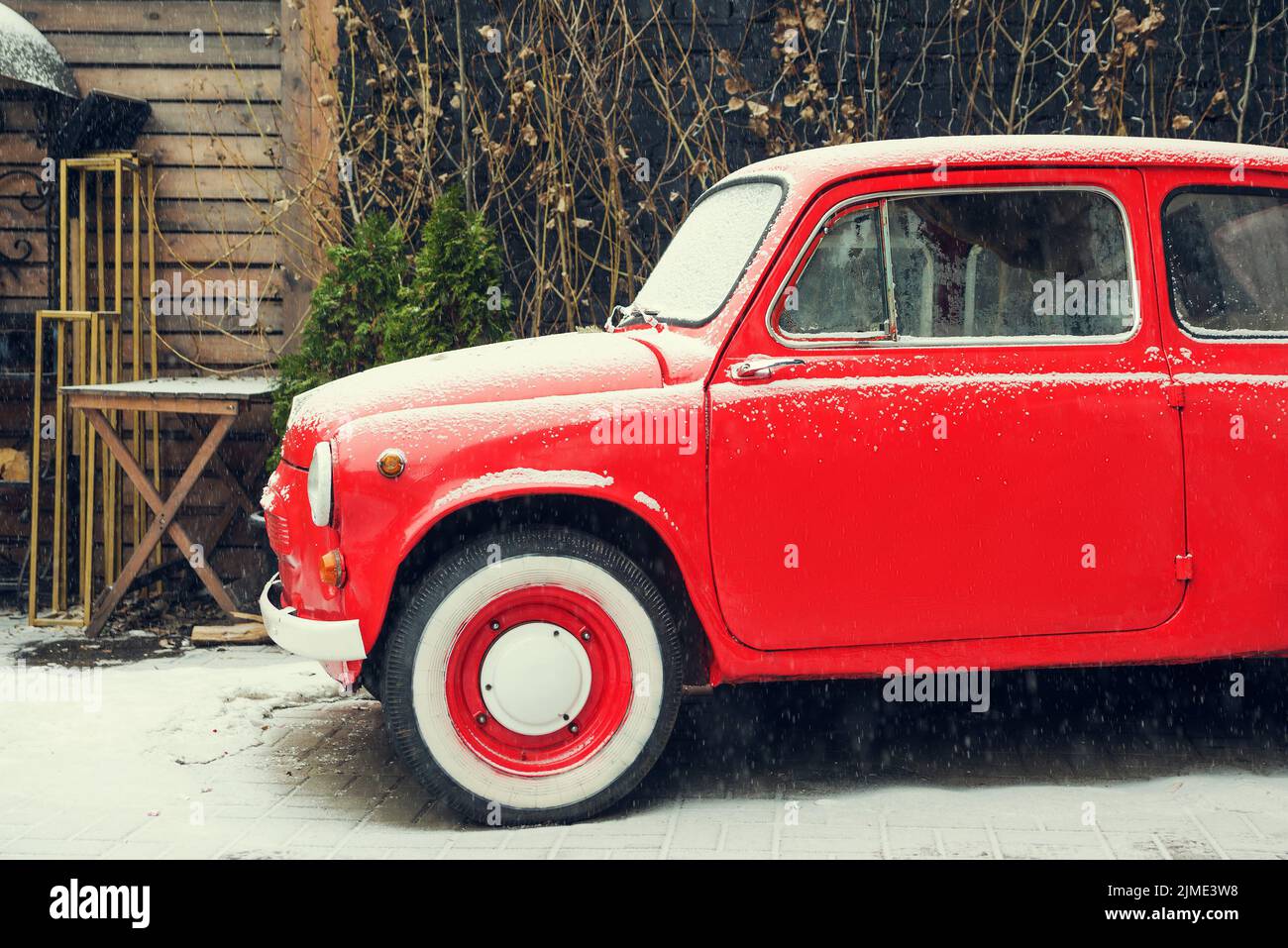 Schön Es Rotes Auto Rotes altes auto -Fotos und -Bildmaterial in hoher Auflösung – Alamy