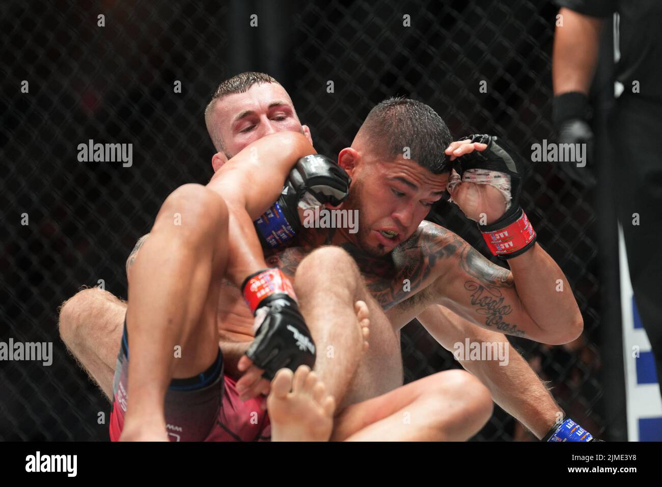 5. August 2022, New York City, NY, NEW YORK CITY, NY, Vereinigte Staaten: NEW YORK New York City, NY, NY - 5. August: Anthony Pettis (L) und Stevie Ray (R) treffen sich im Achteck zu einem 3-runden leichten Halbfinale im Hulu Theater im Madison Square Garden für 2022 PFL-Playoffs Halbfinale : Playoffs 1 : Leichtgewichte und leichte Schwergewichte am 5. August 2022 in New York City, NY, USA. (Bild: © Louis Grasse/PX Imagens via ZUMA Press Wire) Stockfoto