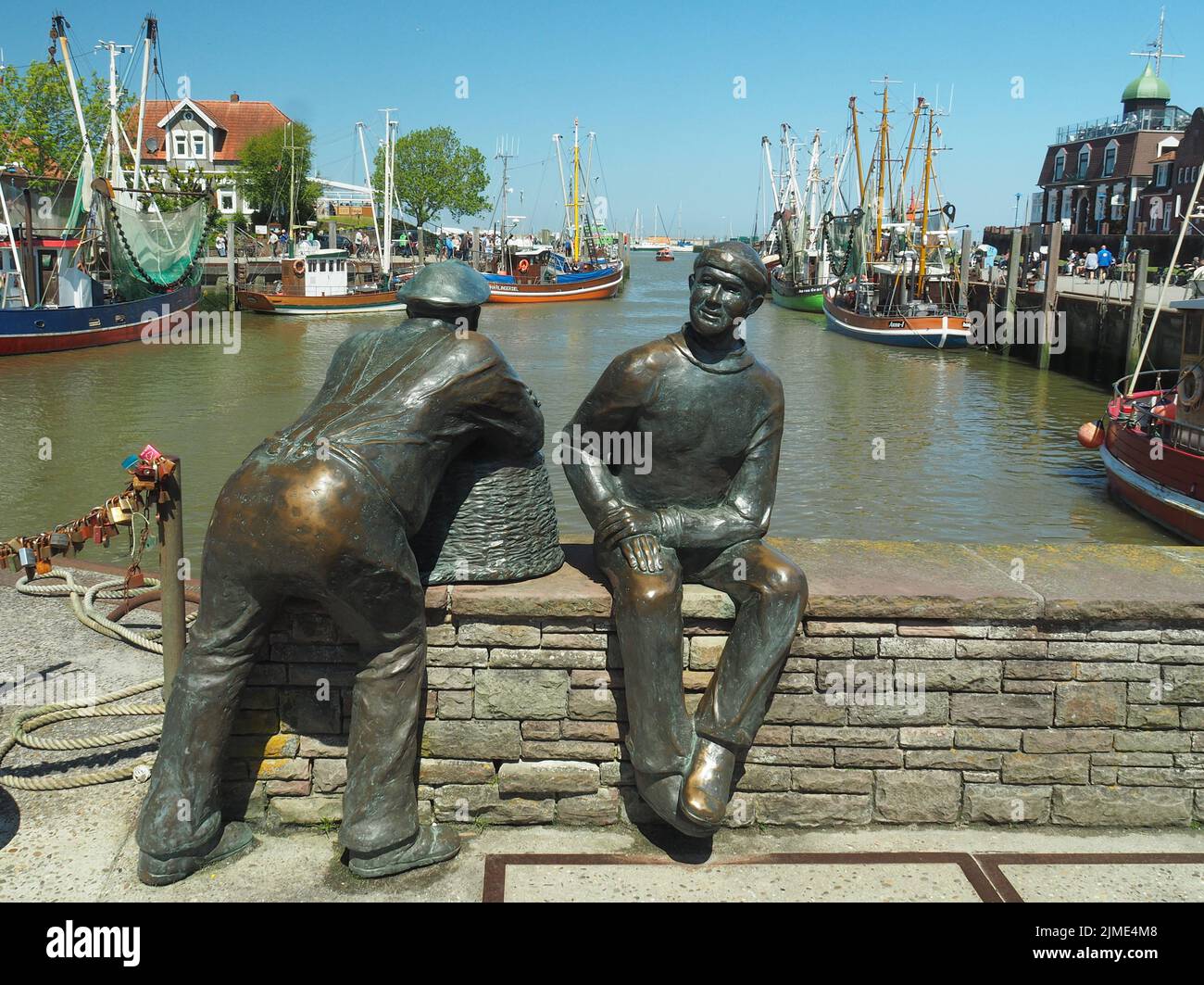 Fischerdenkmal in Neuharlingersiel, Nordsee, Ostfriesland Stockfoto
