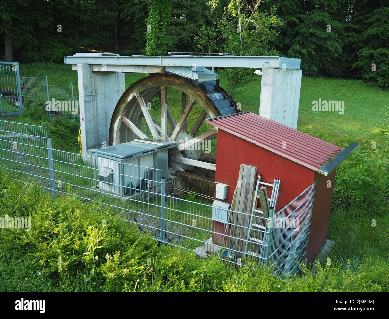 Wasserrad zur Stromerzeugung Stockfoto