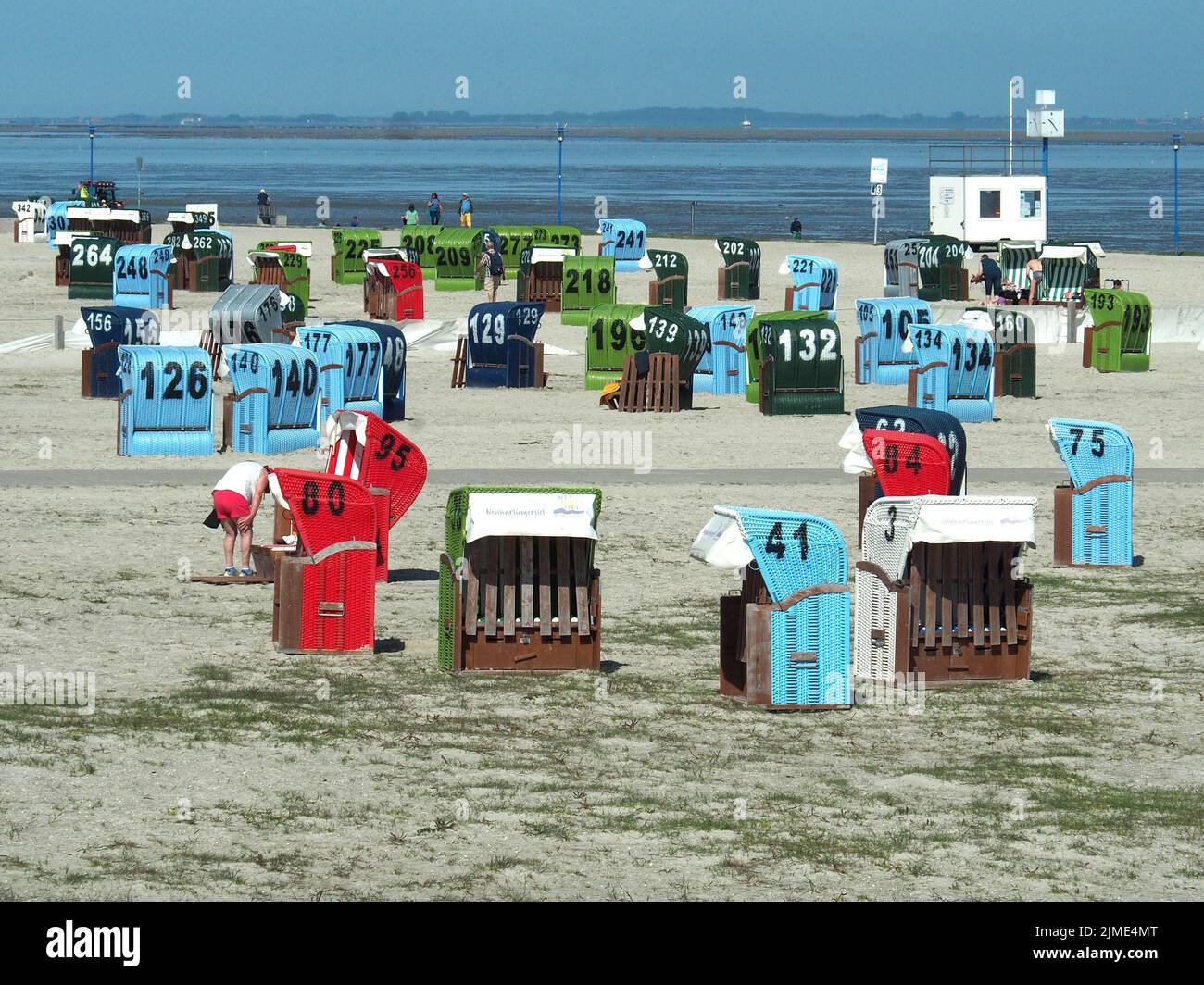 Strandliegen in Neuharlingersiel, Nordsee Stockfoto