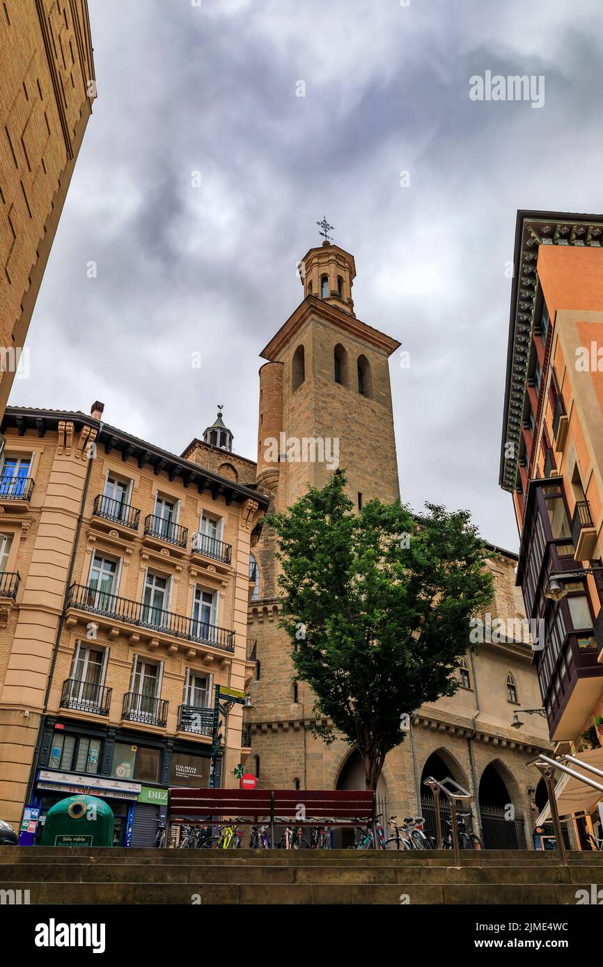 Pamplona, Spanien - 24. Juni 2021: Wahrzeichen Kirche aus dem 13.. Jahrhundert Iglesia de San Saturnino im Namen des schutzpatrons, Bischofs und Märtyrers der Stadt Stockfoto