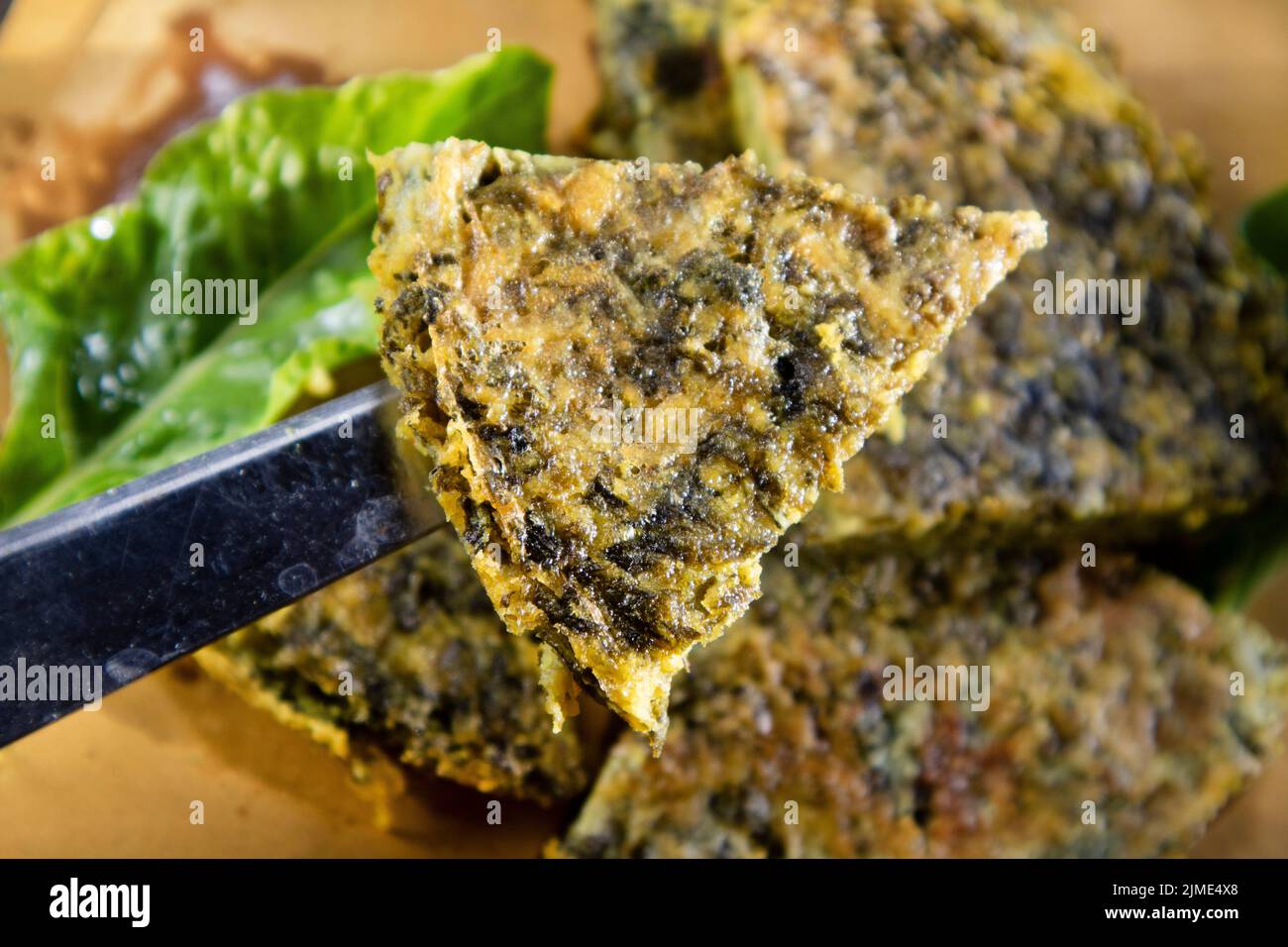 Vegane Küche Omelette mit Kichererbsenmehl und Mangold Stockfoto