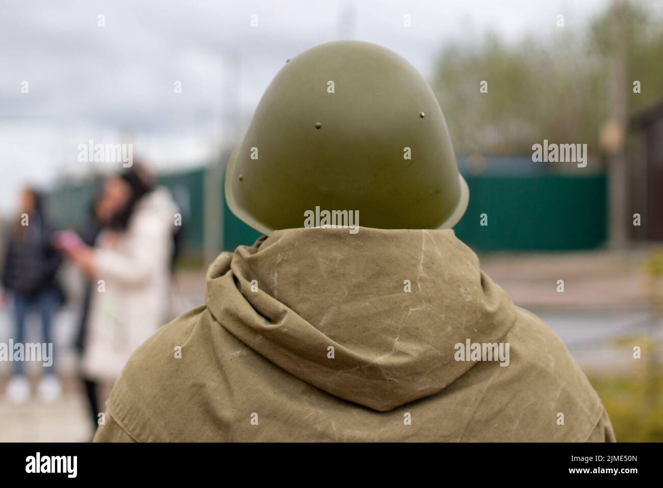 Ein Soldat in einem Helm. Militär von hinten. Stockfoto