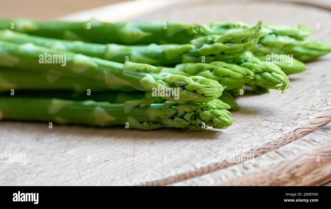 Frischer grüner Spargel aus einem Spargelfeld als Zutat in der Küche Stockfoto