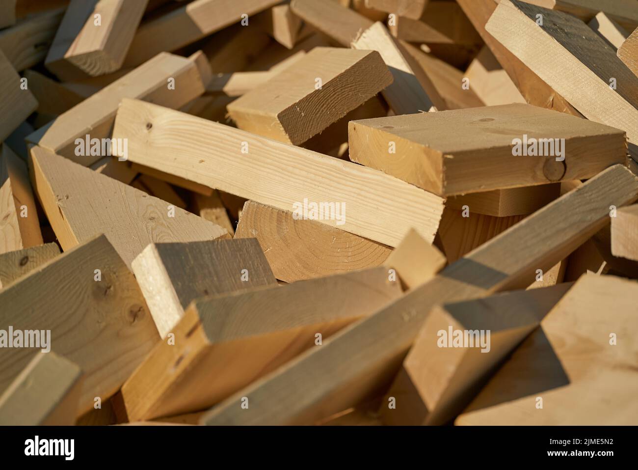 Reste von Baumaterial aus Holz auf dem Lagerplatz für die Verarbeitung in einer Pelletanlage Stockfoto