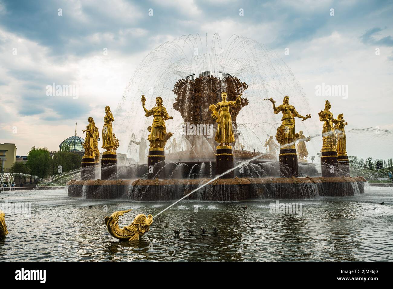 VDNKh, Ausstellung der Errungenschaften der nationalen Wirtschaft Vergnügungspark, Blick auf die Freundschaft der Nationen Brunnen Stockfoto