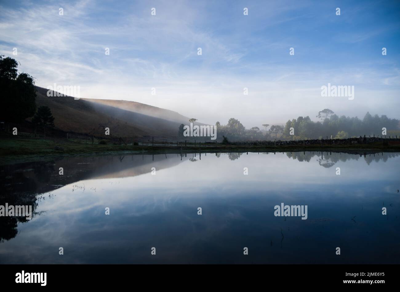 Schöne Seenlandschaft an einem nebligen Tag Stockfoto