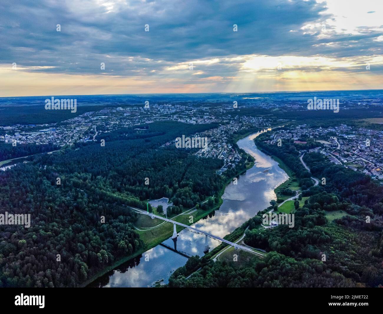 Luftaufnahme über den Fluss Nemunas, die Fußgängerbrücke und die Stadt Alytus. Litauen Stockfoto