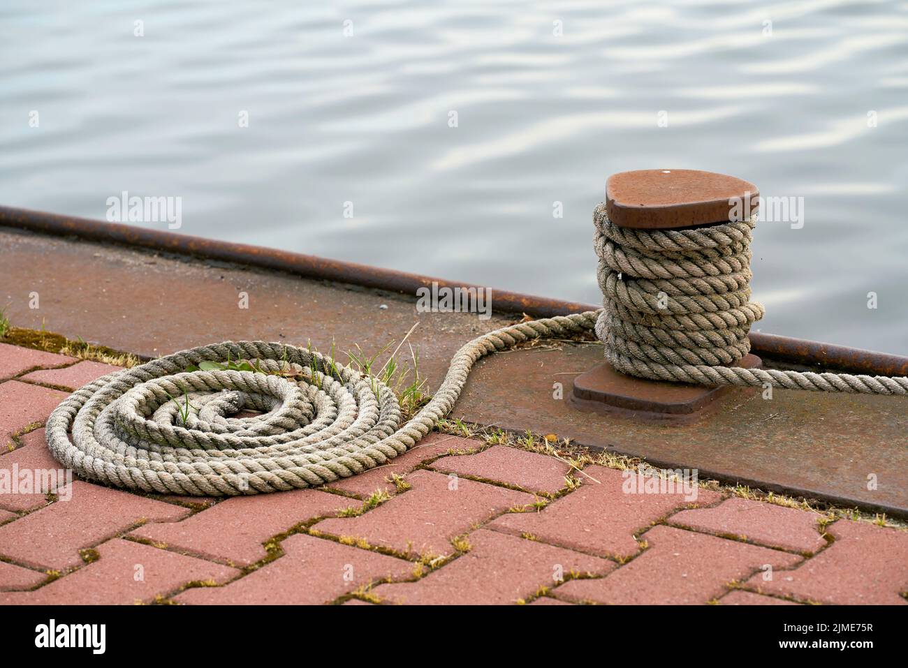 Poller und Anlegeseil von einem festfahrenden Schiff auf dem Mittellandkanal bei Magdeburg in ...