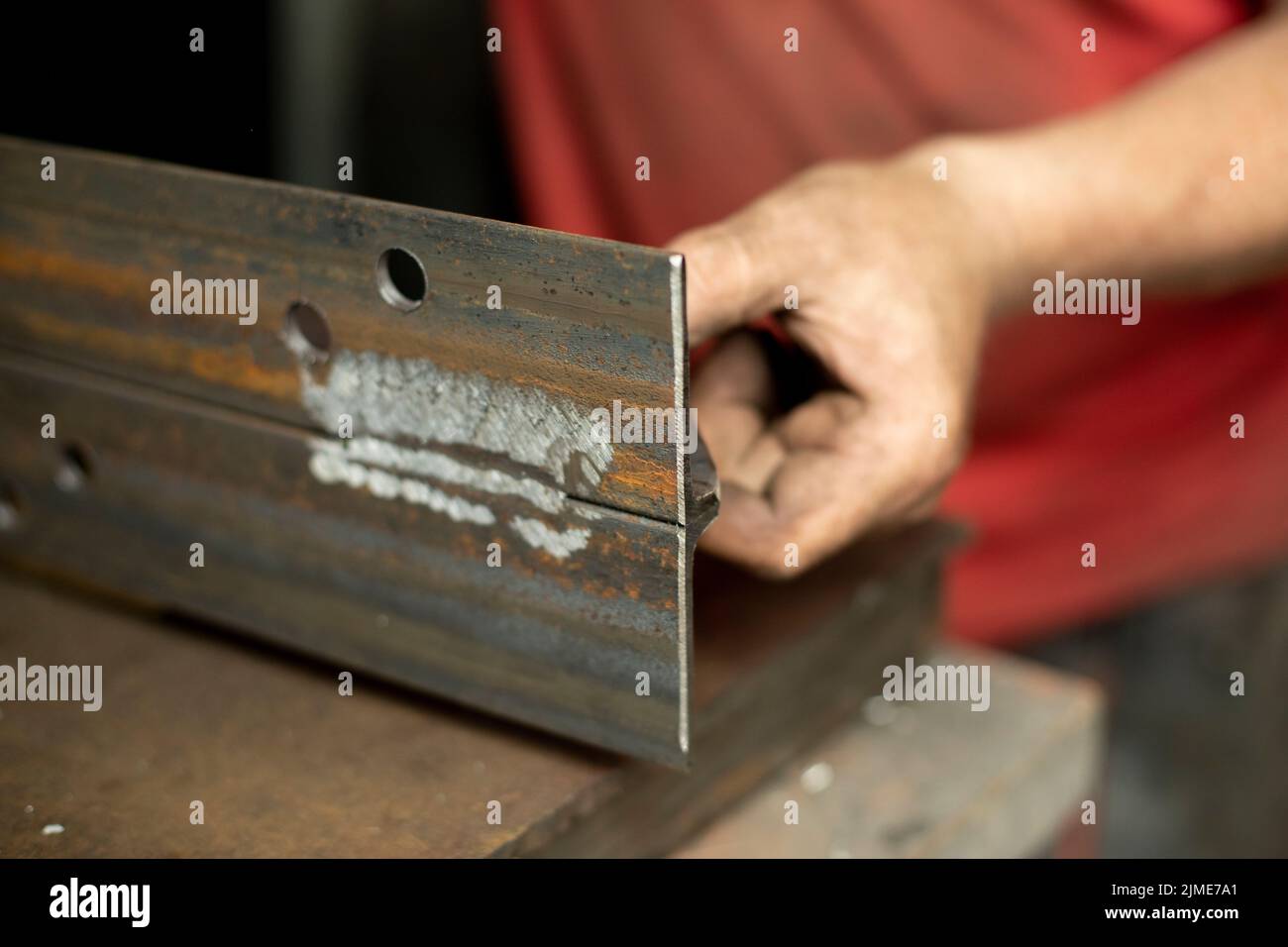 Gebohrte Löcher in das Metall. Arbeiten Sie in einer Metallwerkstatt. Stockfoto
