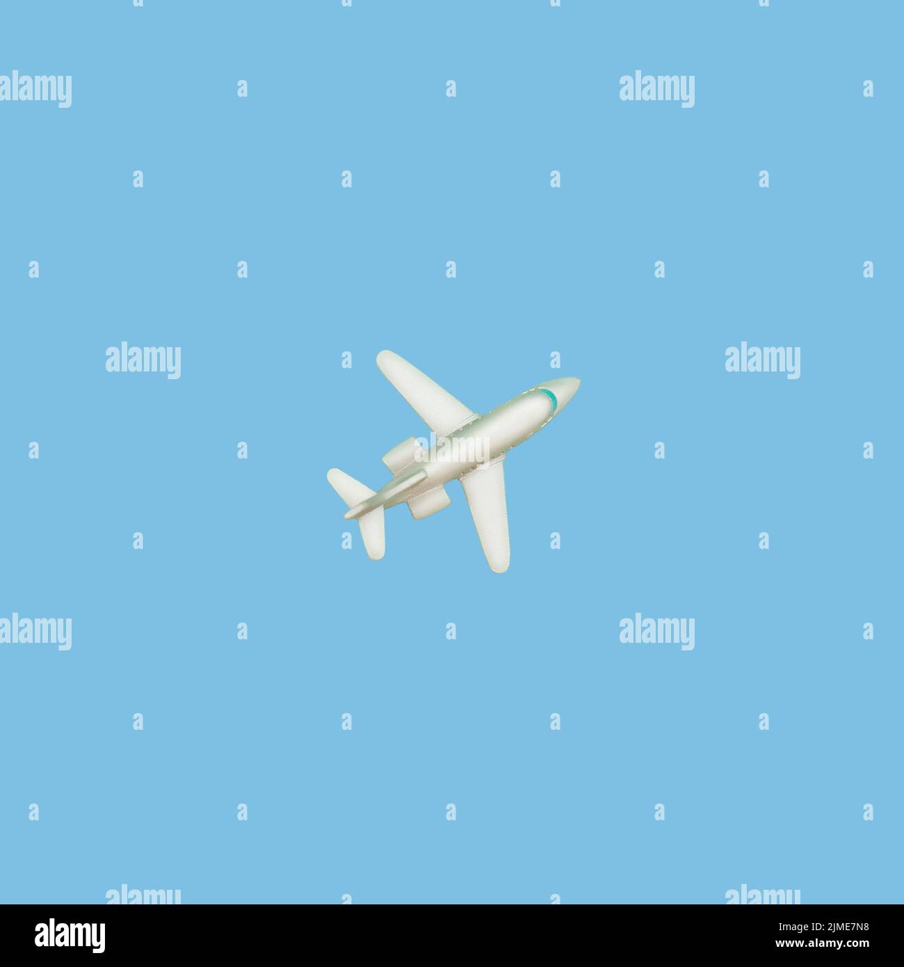 Das Flugzeug auf einem blauen Hintergrund. Konzept von Flugreisen oder Reisen. Stockfoto