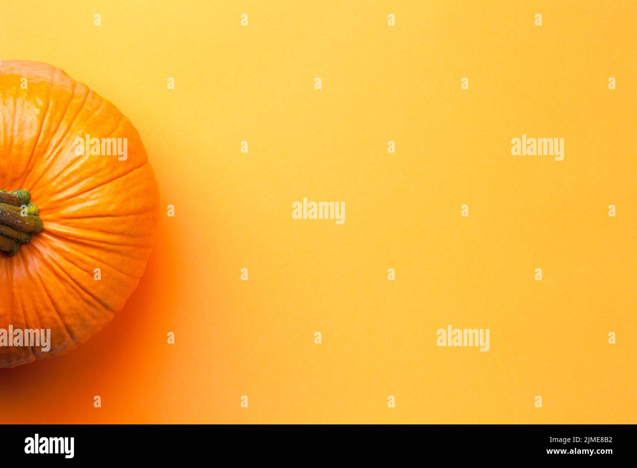 Orangefarbener Hintergrund Mit Leerem Raum Für Pumpkin Im Herbst Stockfoto